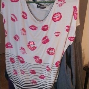 Very nice top with lips on it